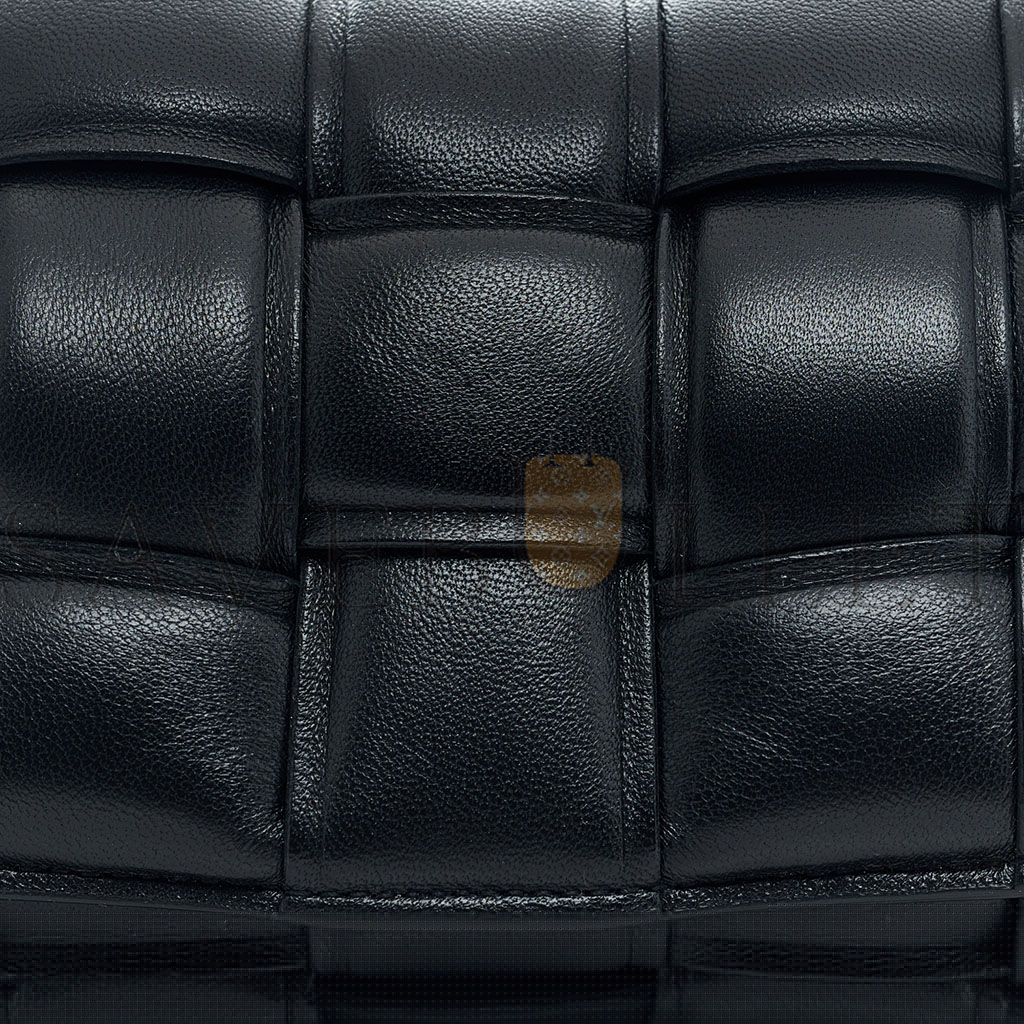 bo*te*ga Ve*ne*ta nappa maxi intrecciato small padded cassette crossbody bag black (19*12*5cm)